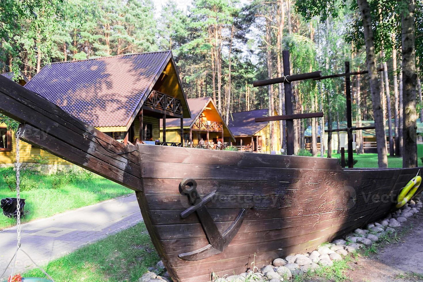 modelo de madeira do navio ao lado do prédio foto