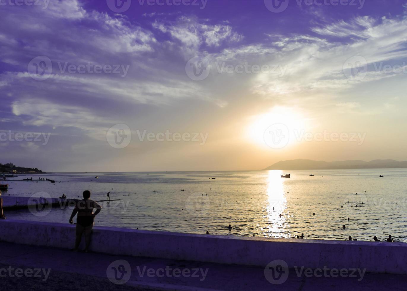 belo pôr do sol no mar negro no verão na vila de kabardinka foto