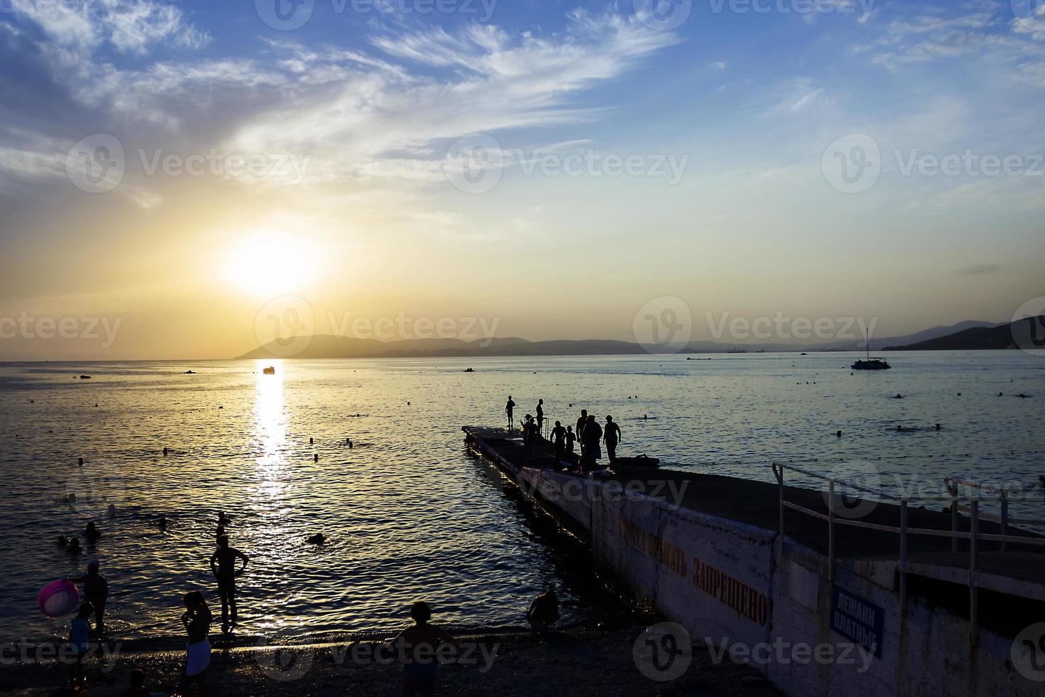 belo pôr do sol no mar negro no verão na vila de kabardinka foto