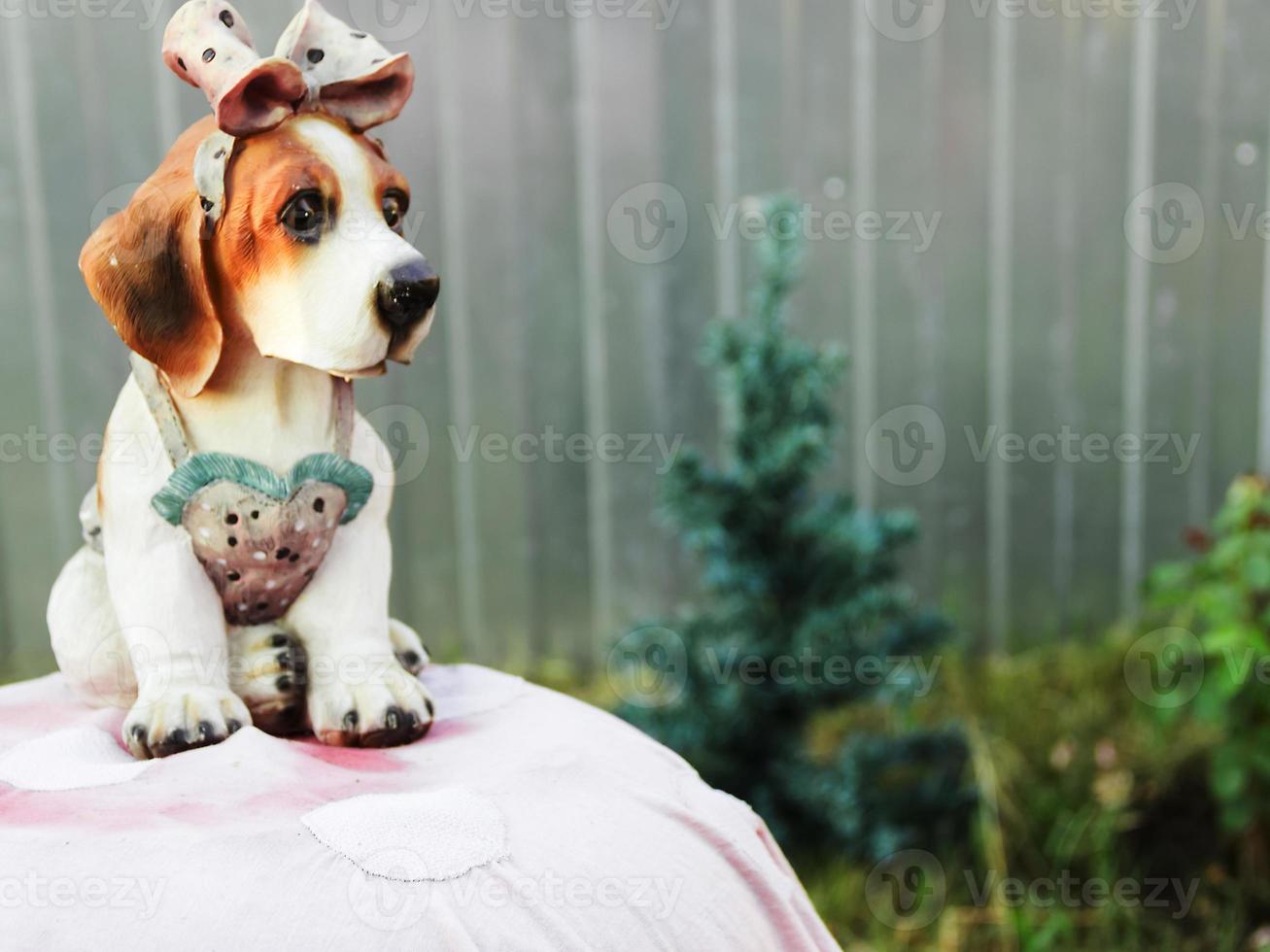 lindo cachorrinho artificial para proteger o jardim foto