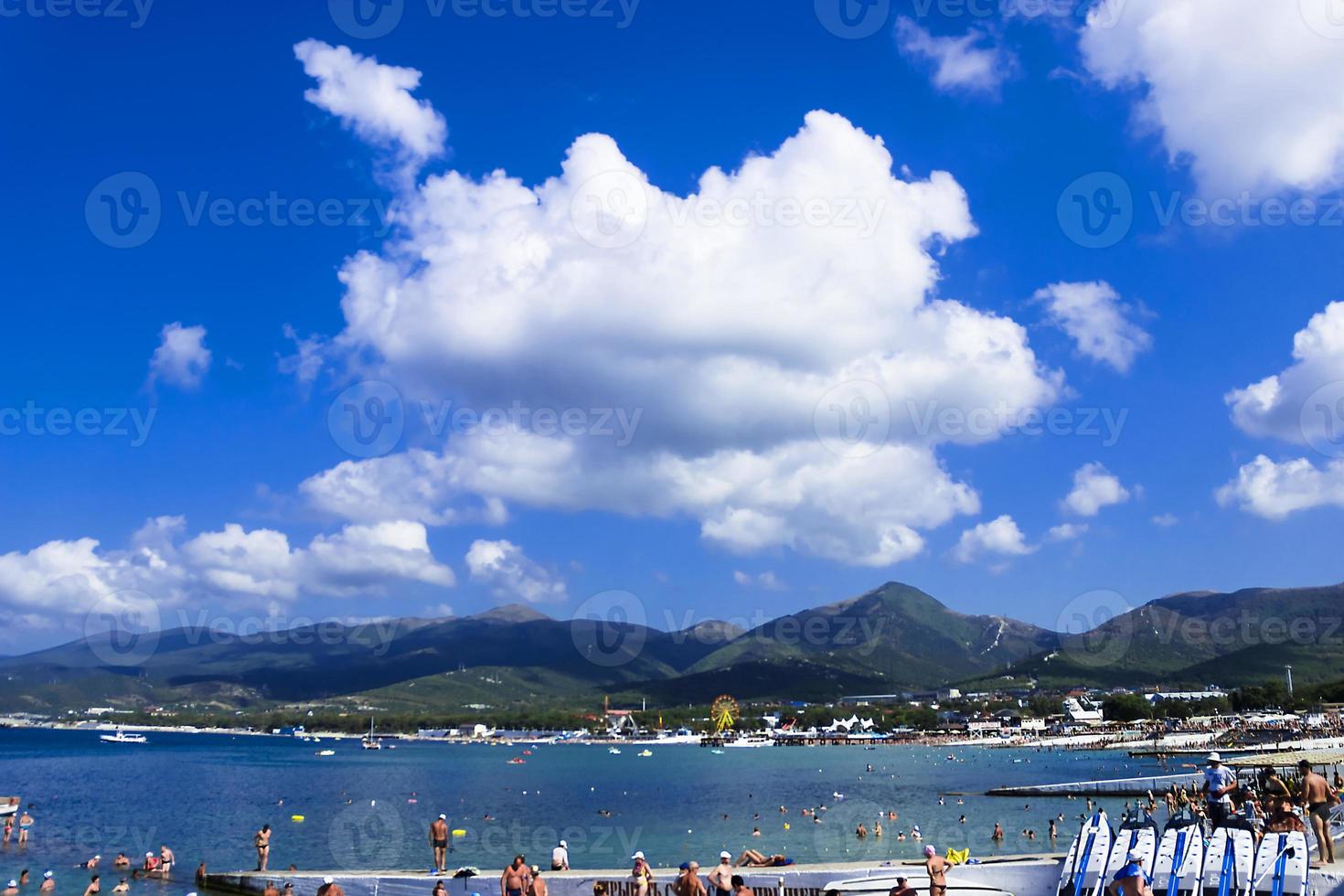 praia no mar em um dia ensolarado de verão brilhante foto