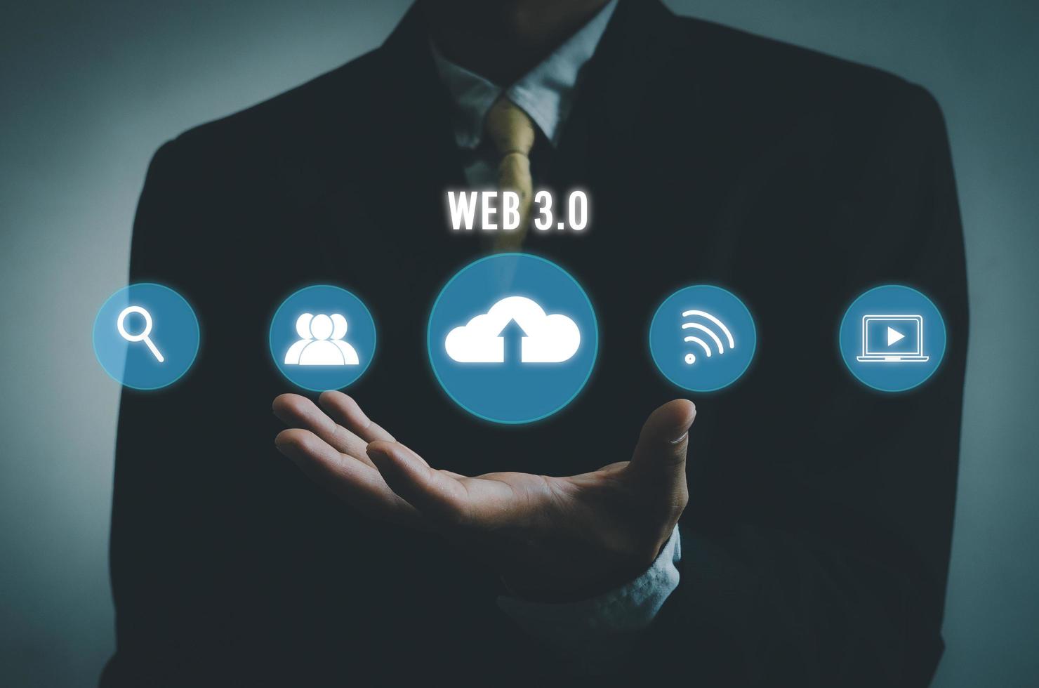 empresário selecionando web 3.0 na tela virtual. foto