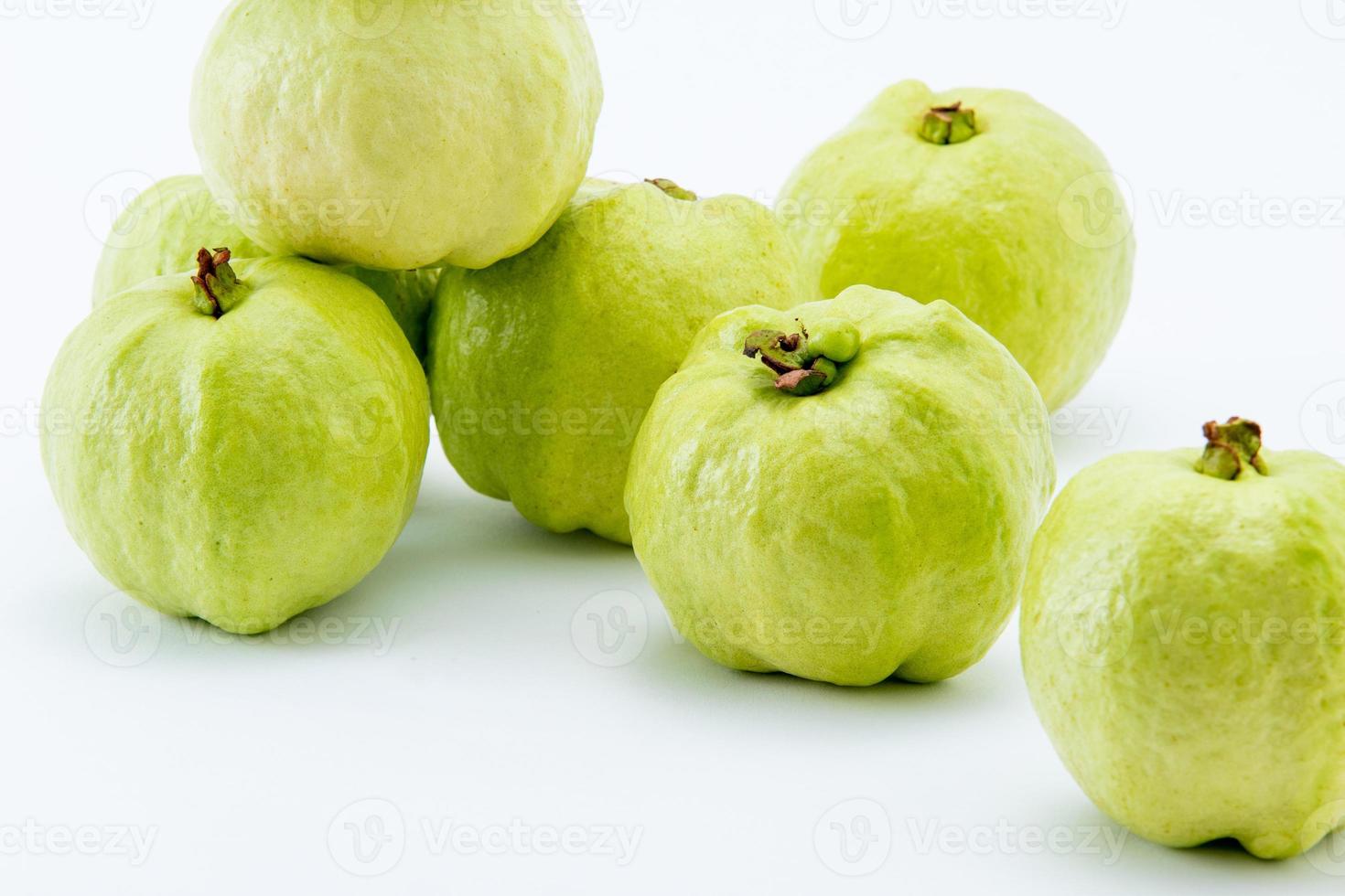 fruta favorita na Tailândia. goiaba em fundo branco. foto