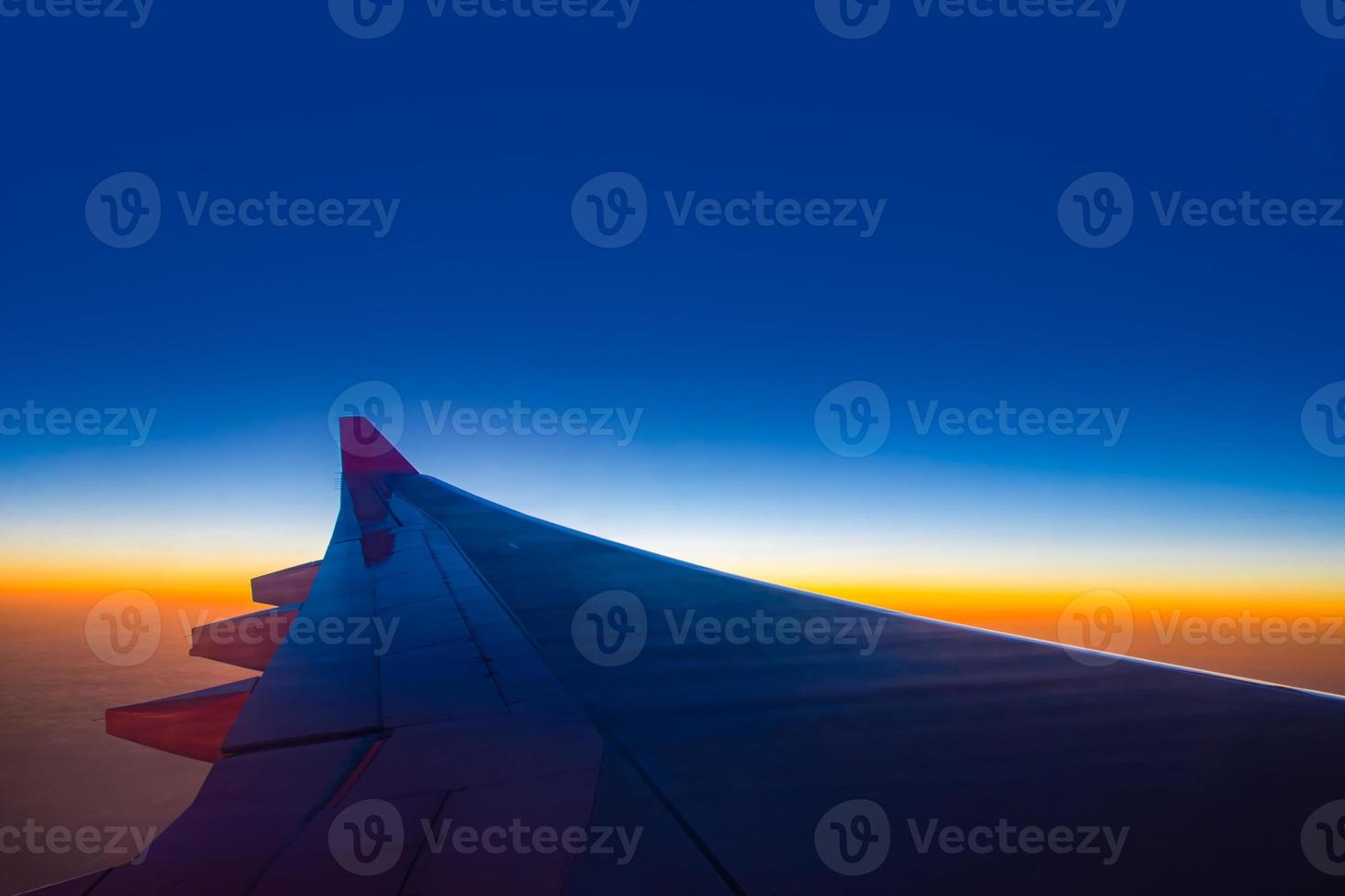 céu do sol da janela do avião a 35.000 pés de altura. foto