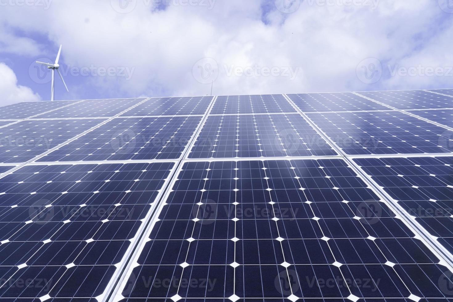 painéis solares e turbinas eólicas geram eletricidade. foto