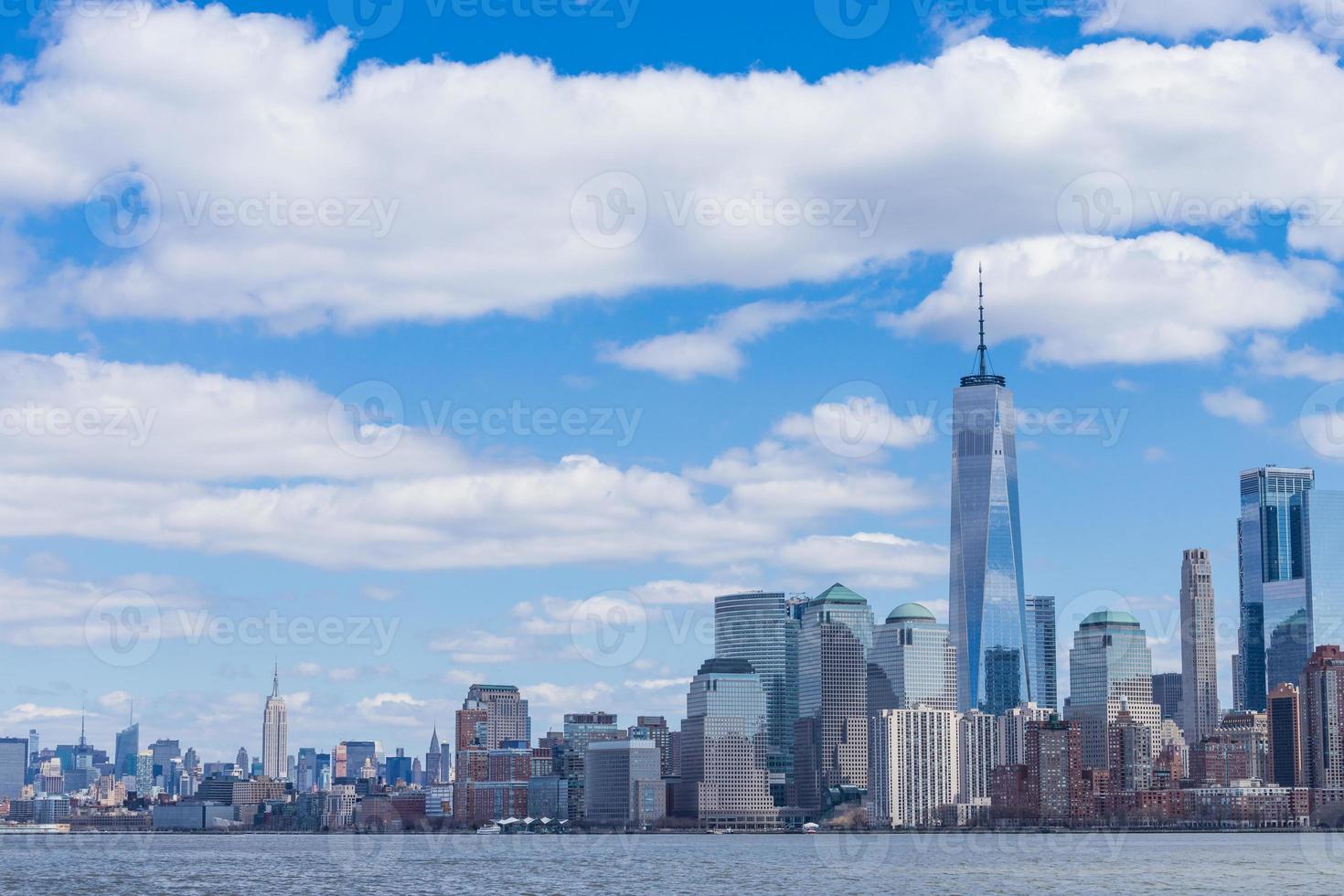 horizonte da cidade de nova iorque no centro de manhattan com um centro de comércio mundial e arranha-céus no dia ensolarado dos eua foto