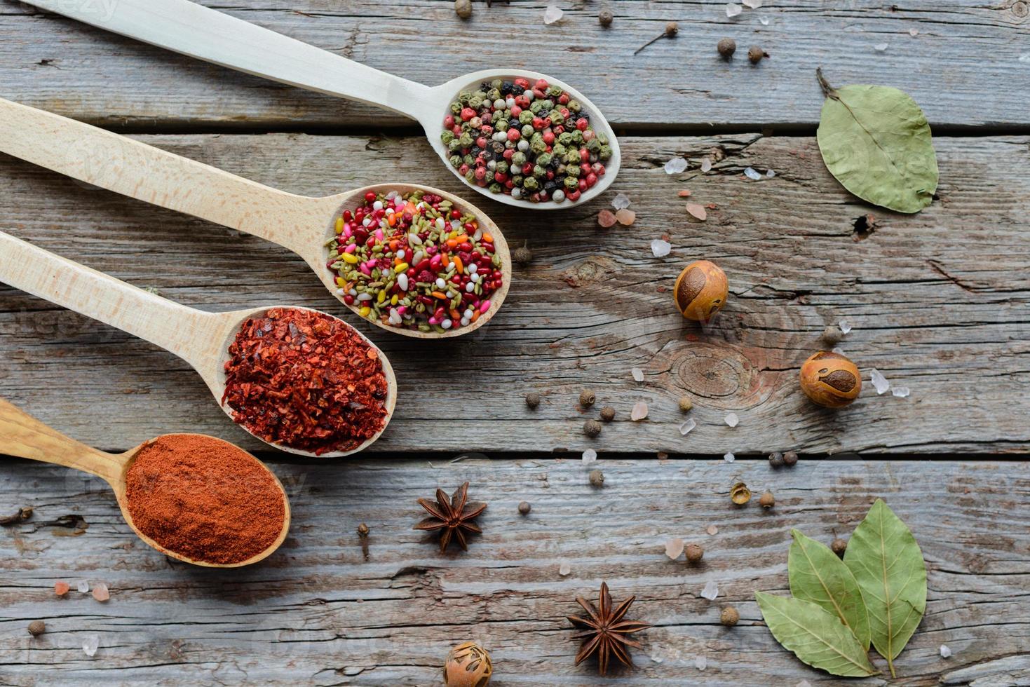 especiarias e ervas na velha mesa da cozinha. ingredientes de alimentos e cozinha foto