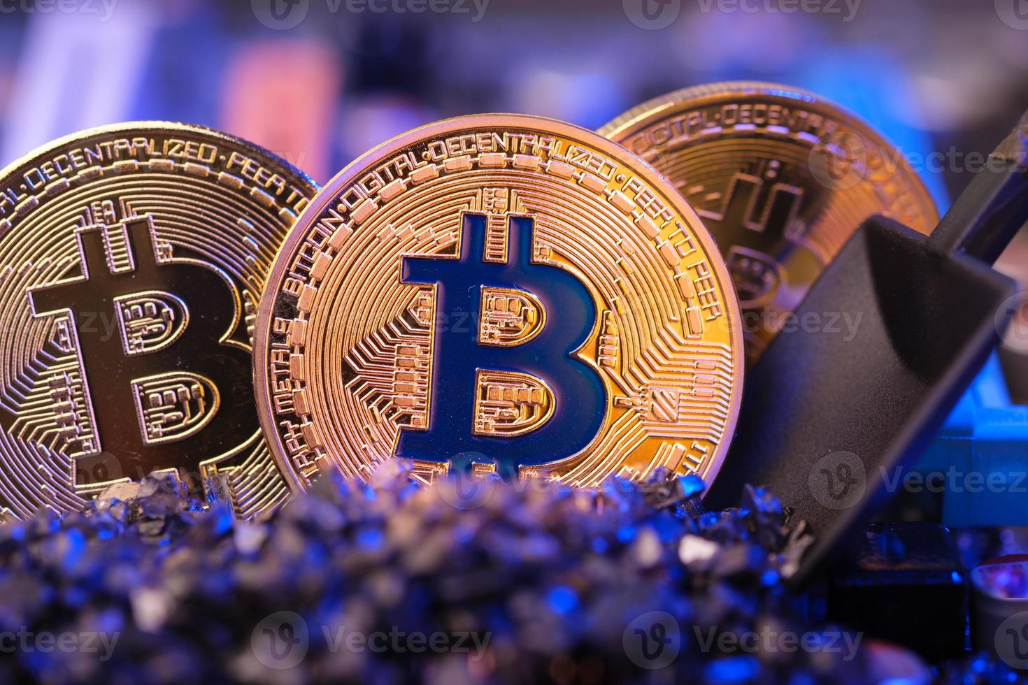 mineração de moeda criptográfica bitcoin na placa de circuito dinheiro virtual. tecnologia blockchain. conceito de mineração foto