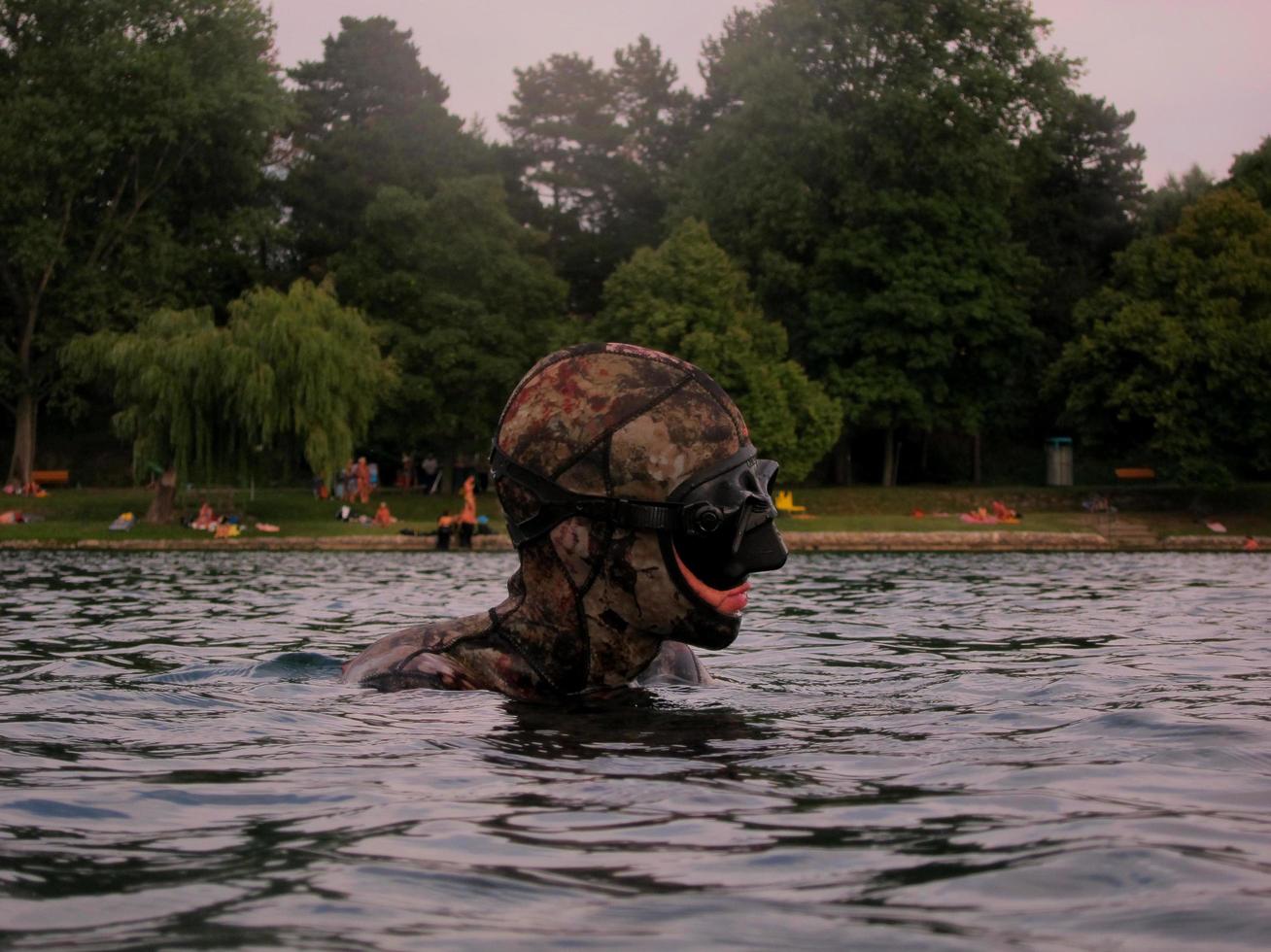 mergulho livre ou mergulho em apnéia com máscara na superfície foto