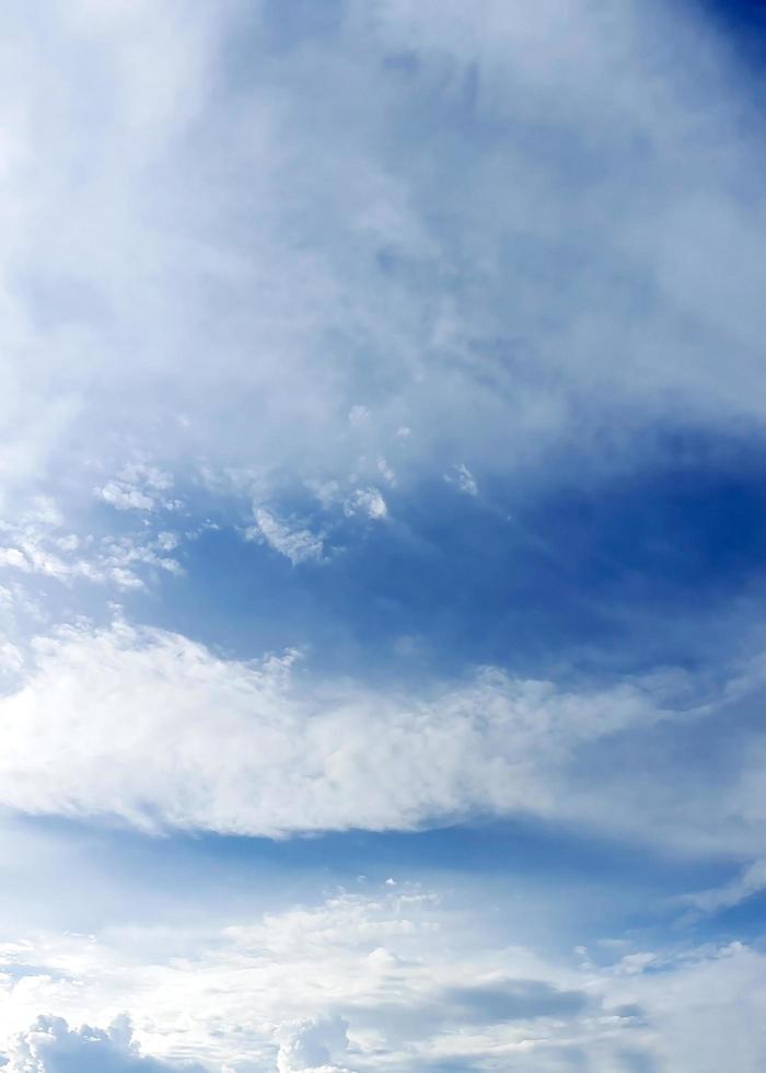 céu vertical colorido com nuvem em um dia ensolarado. foto