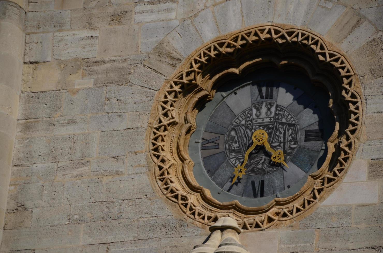 relógio da igreja em uma cidade foto