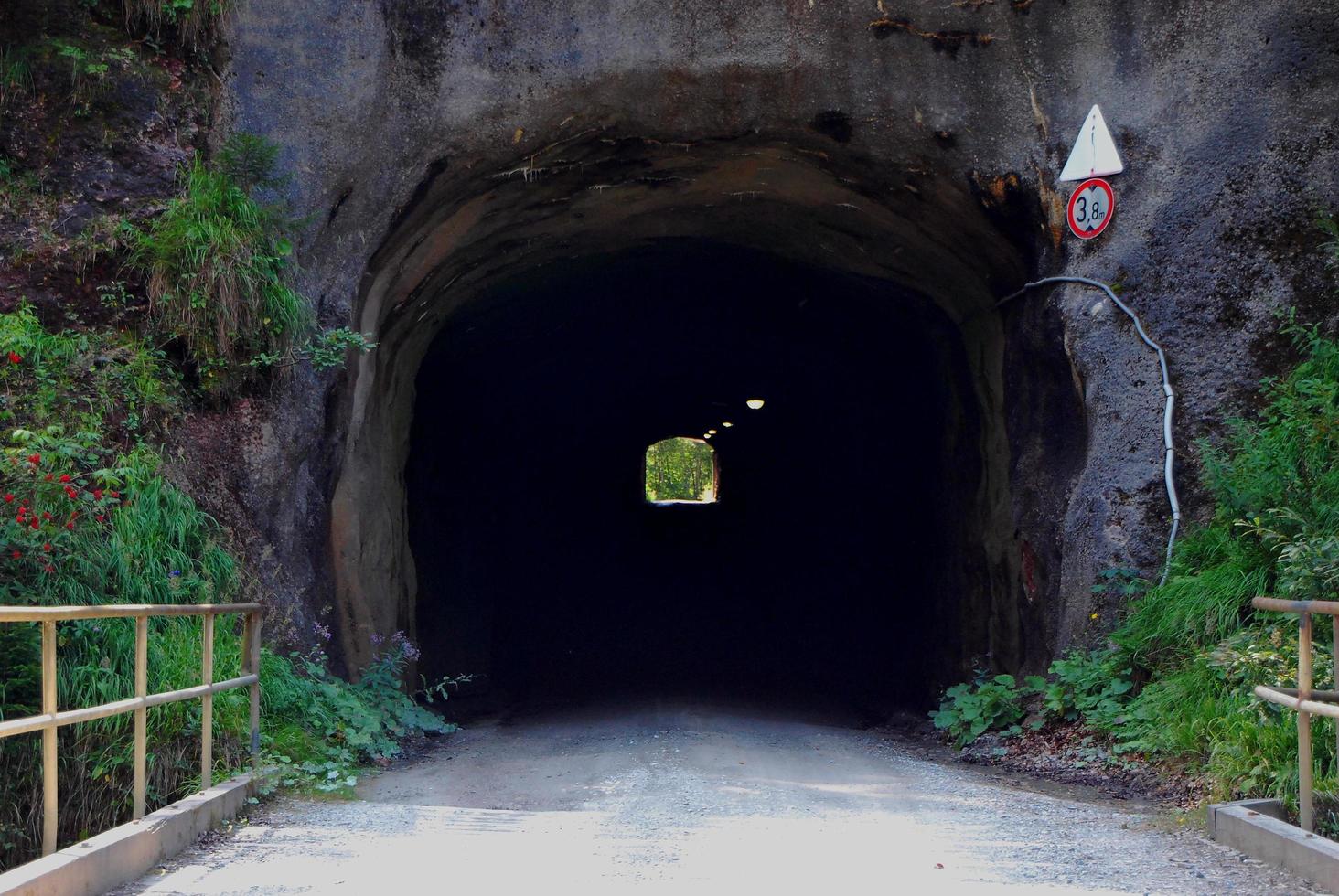 túnel em uma montanha foto