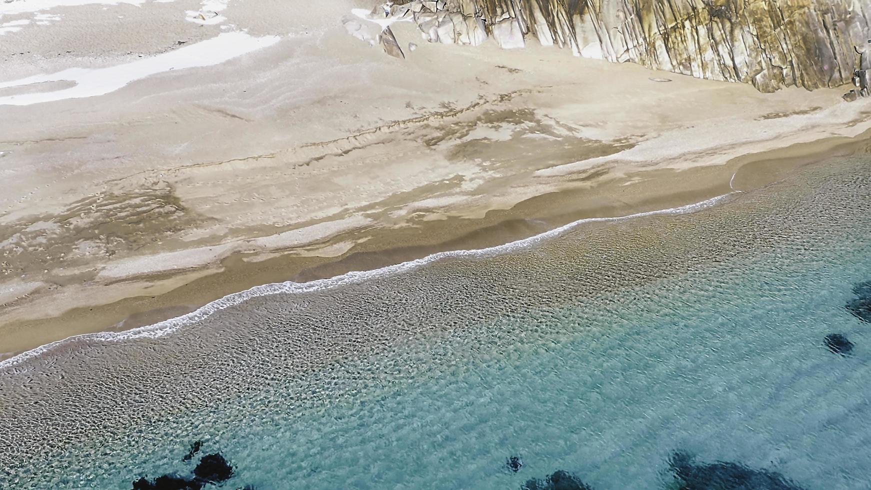 vista aérea da superfície da água do mar, o oceano. foto