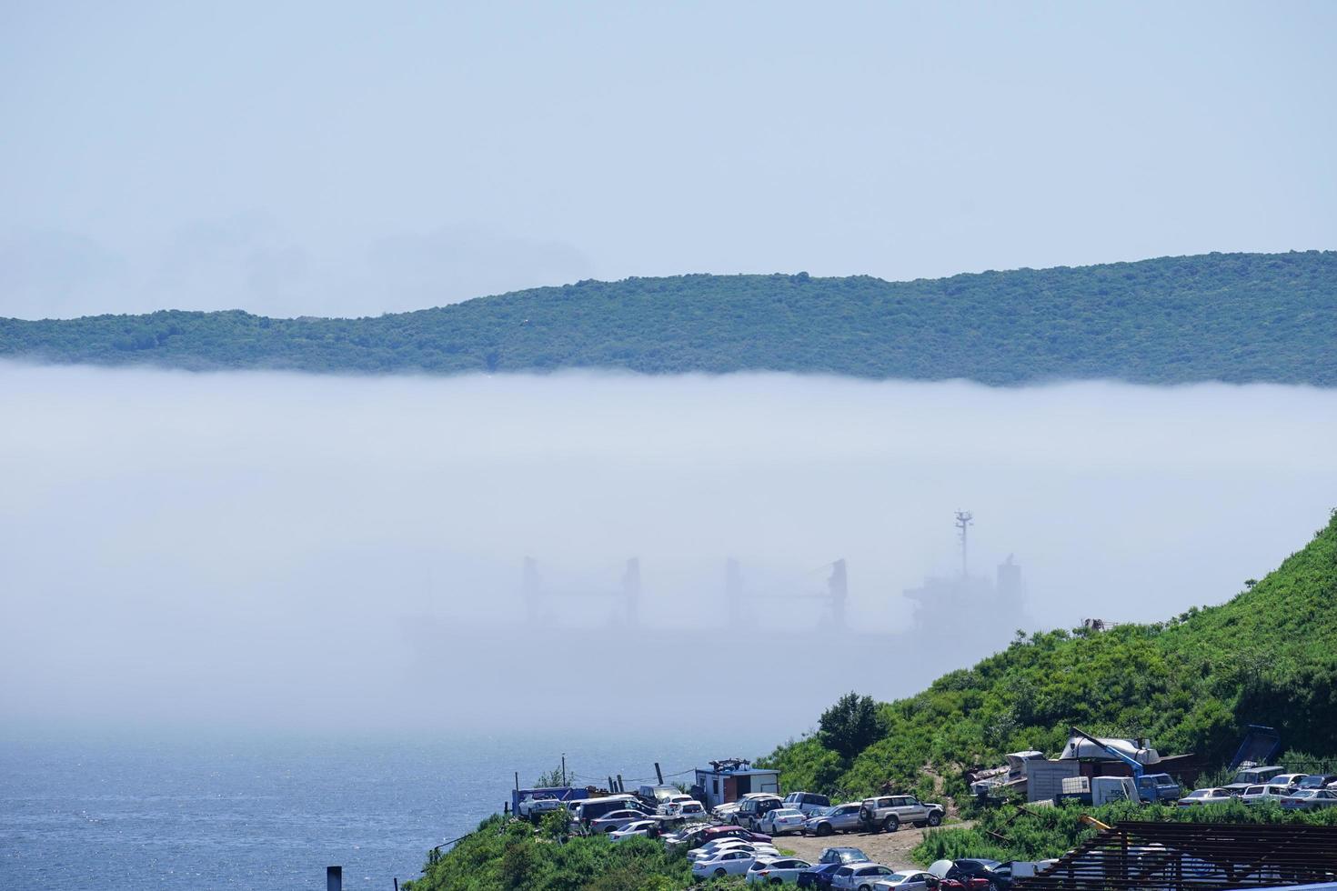 marinha com um navio no nevoeiro. vladivostok, rússia foto