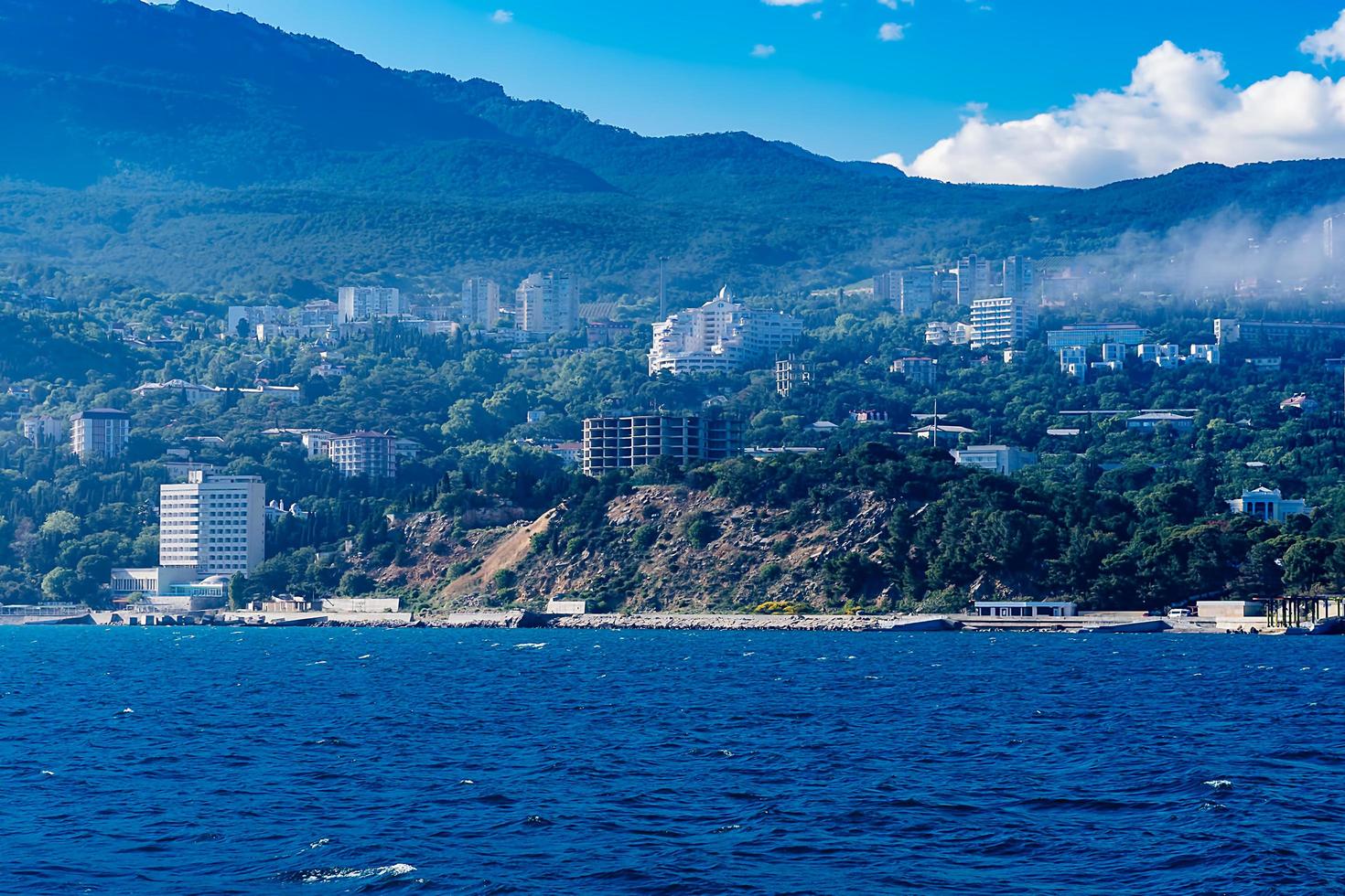 vista do mar com vista para o litoral de yalta, na Crimeia foto