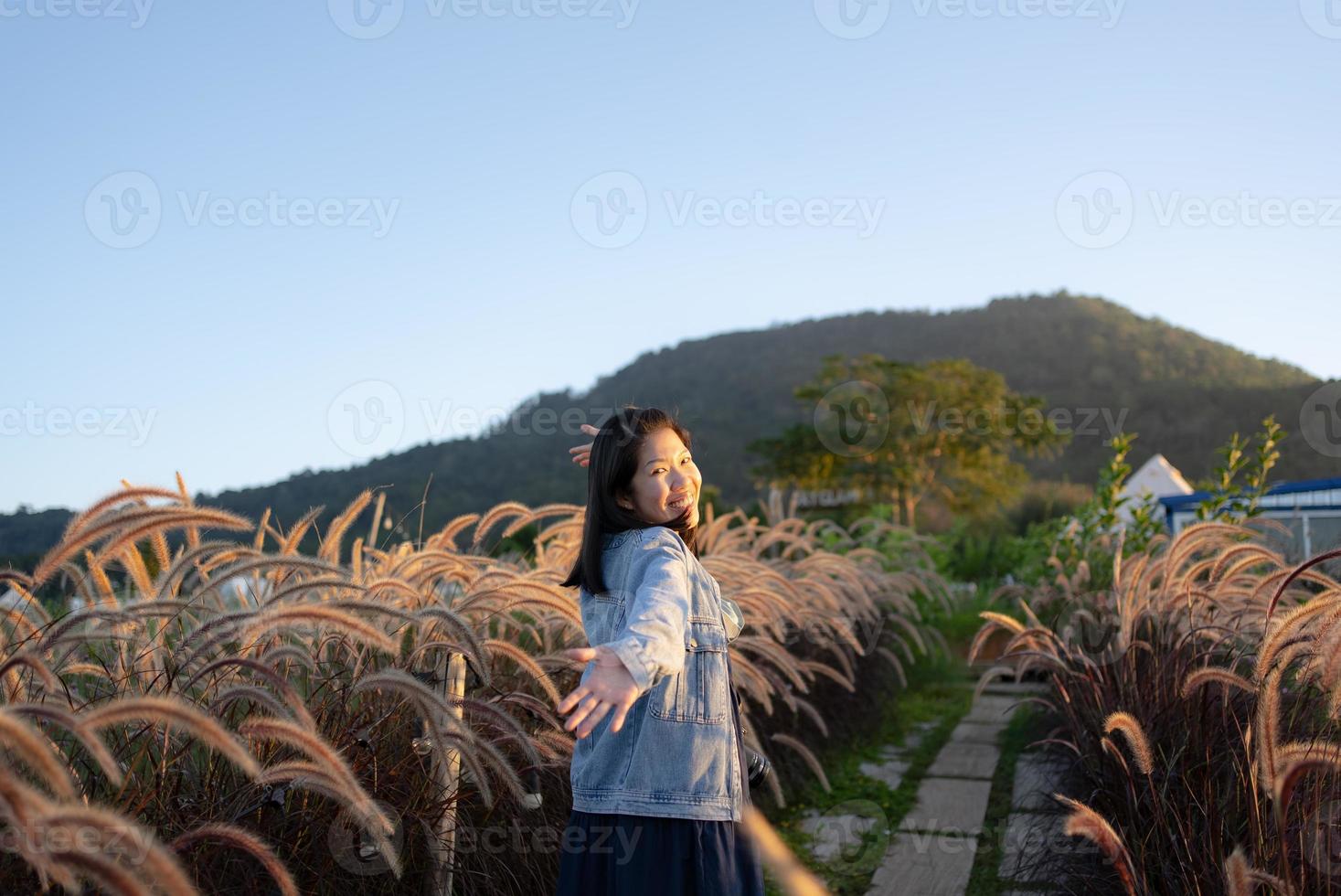 retrato de mulher madura olhando flores no campo Prado foto