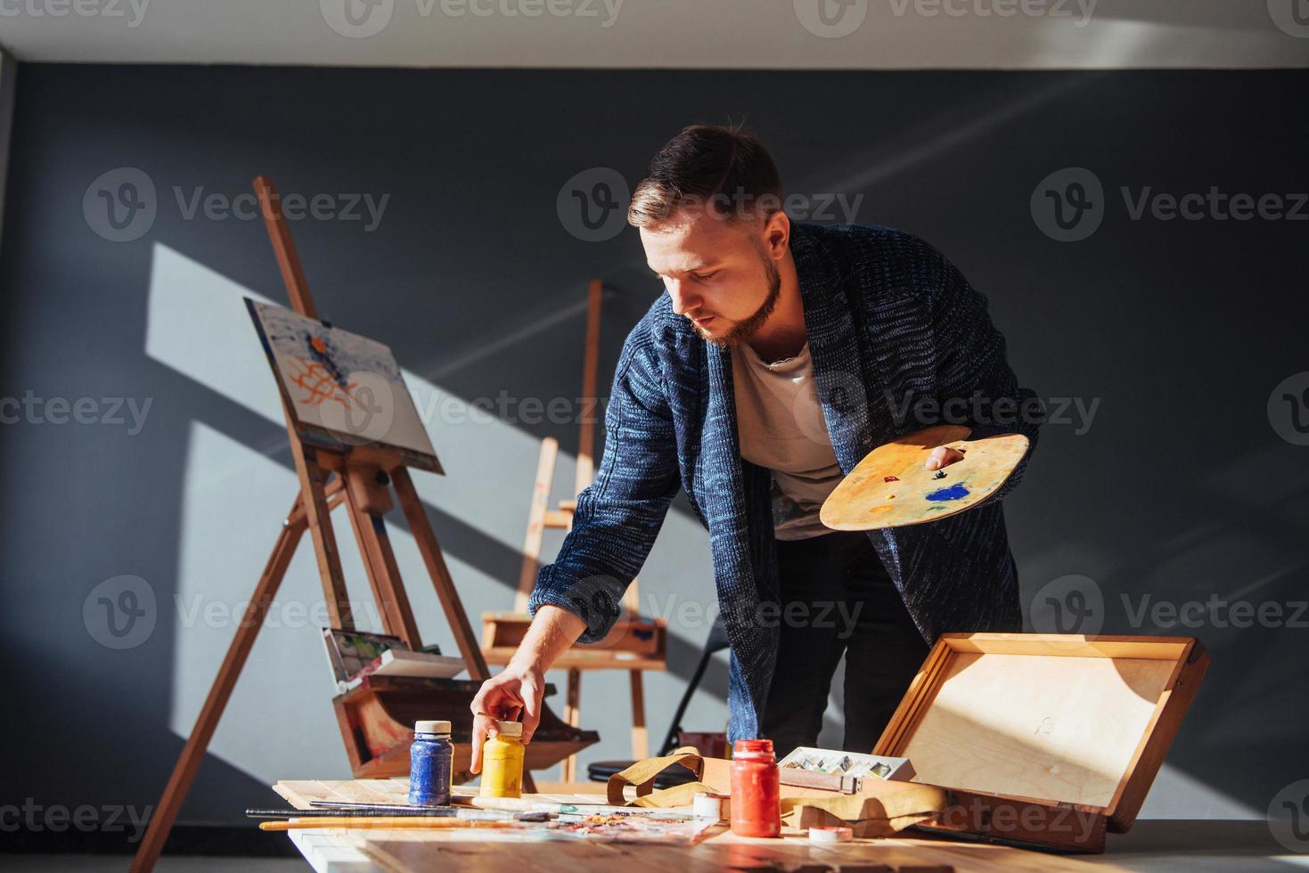 artista masculino na galeria foto