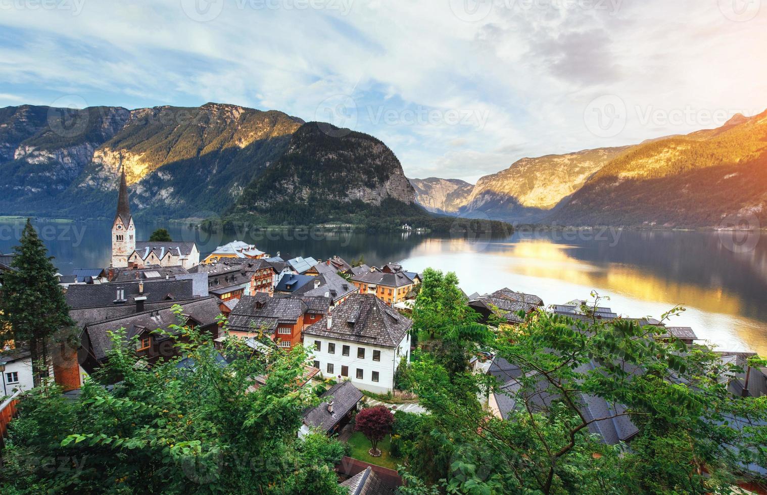 vista de altura na cidade de hallstatt entre as montanhas. Áustria foto