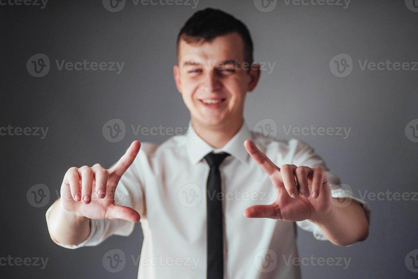 mão de empresário apontando no espaço vazio em fundo preto foto