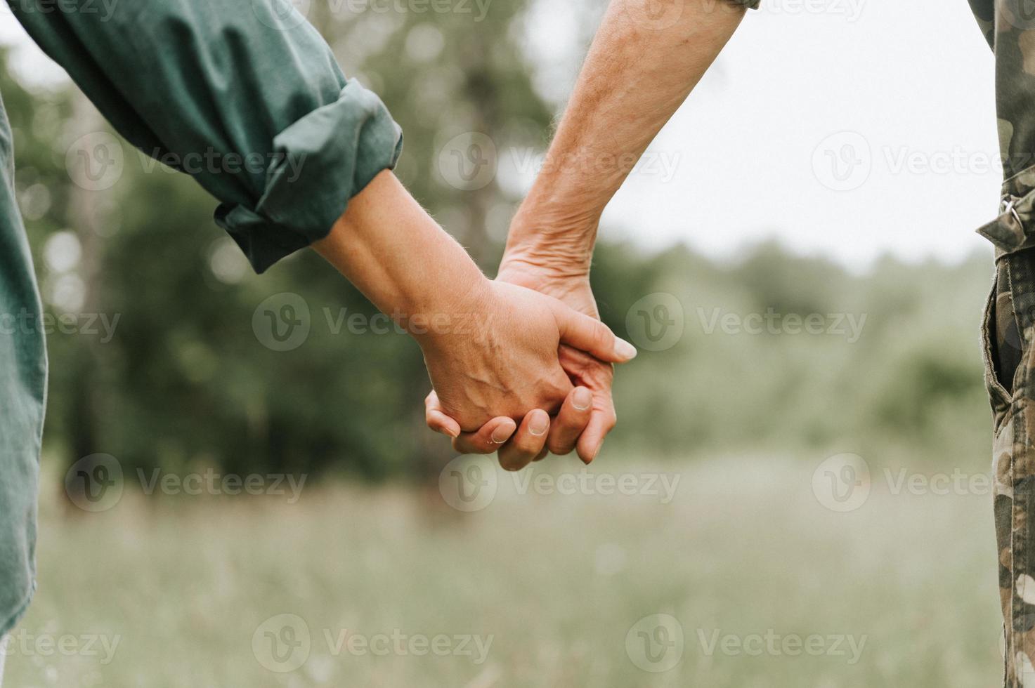 mãos de casal sênior foto