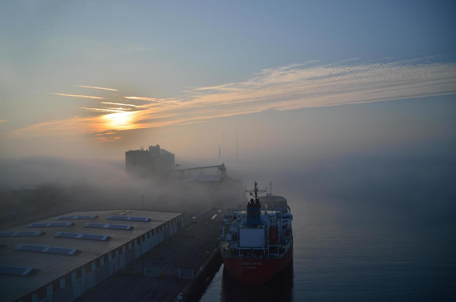 navio com neblina e sol foto