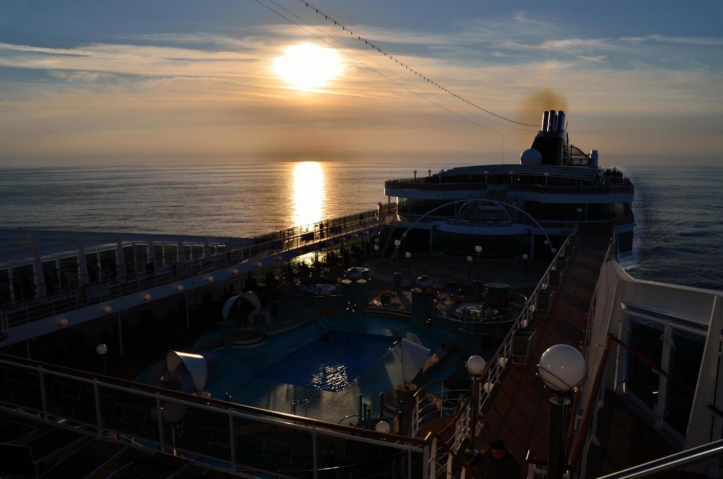 pôr do sol à noite no navio de cruzeiro foto
