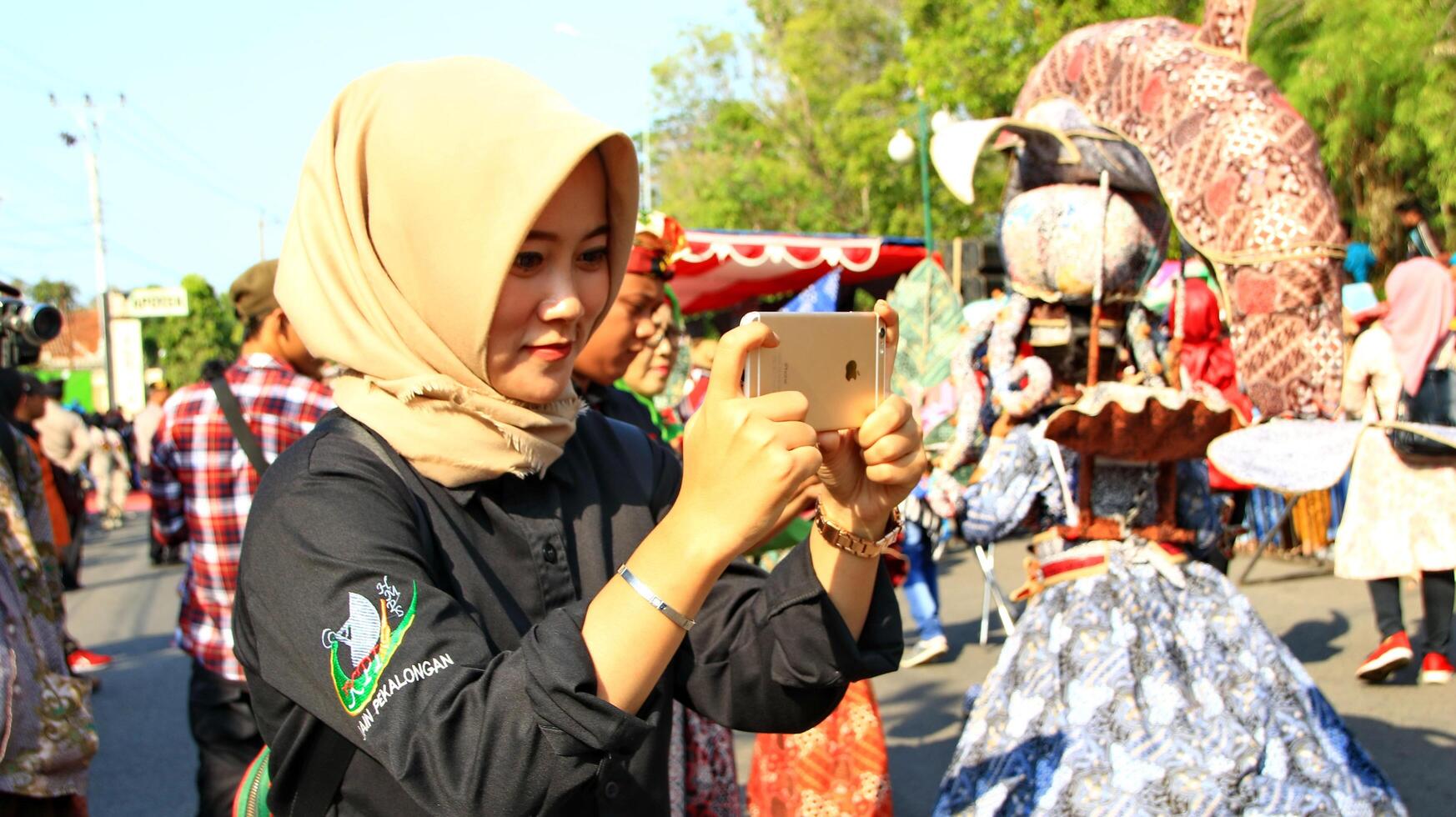 mulheres bonitas participam vestindo trajes únicos no carnaval batik pekalongan, pekalongan, indonésia foto