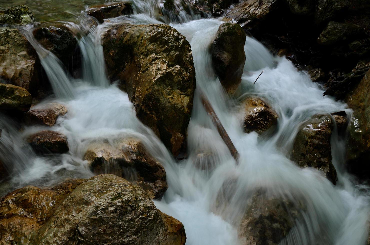 água e pedras foto