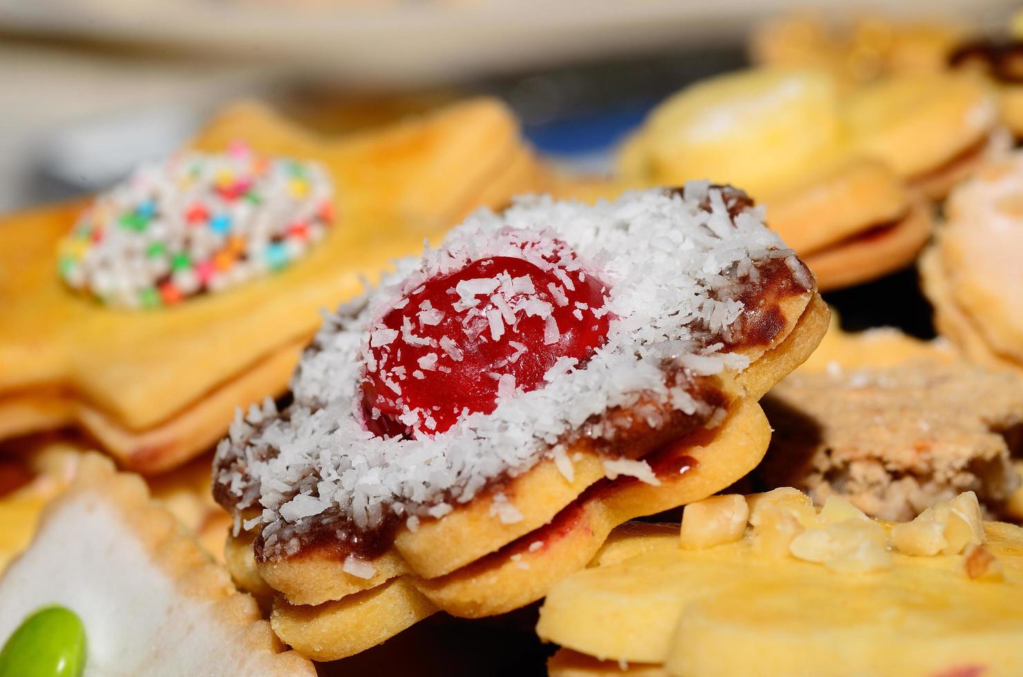 biscoito de natal com cereja e granulado foto