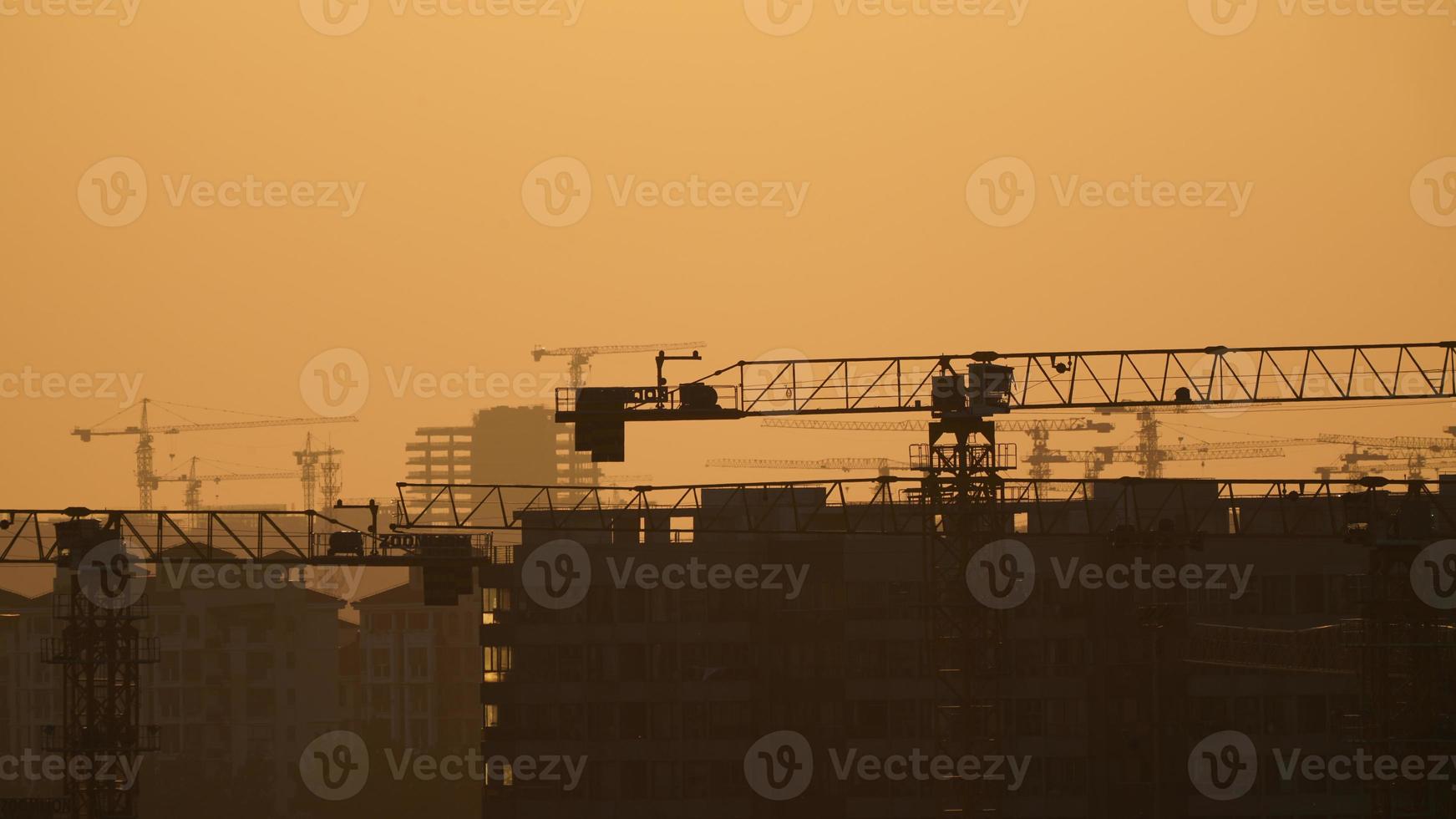 a vista da cidade com os prédios como pano de fundo na hora do pôr do sol foto