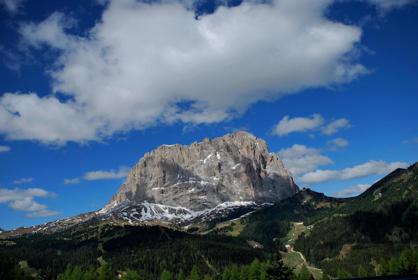 montanha rochosa com nuvens foto