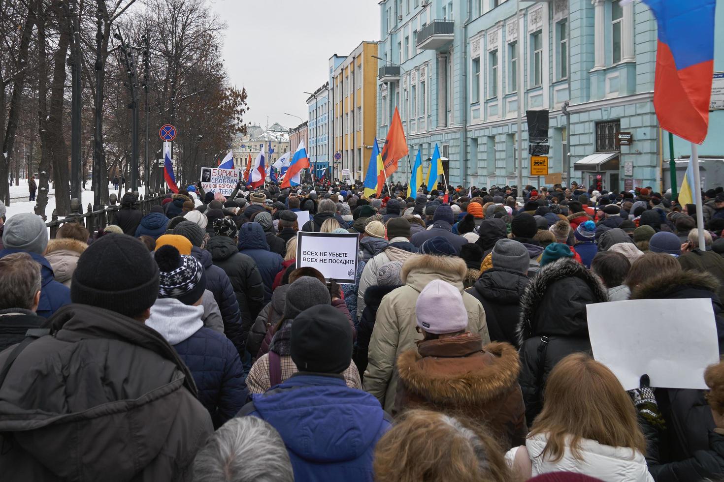 moscou, rússia - 24 de fevereiro de 2019.rio de oposição às autoridades russas pessoas fluindo com bandeiras e faixas nas ruas de moscou foto