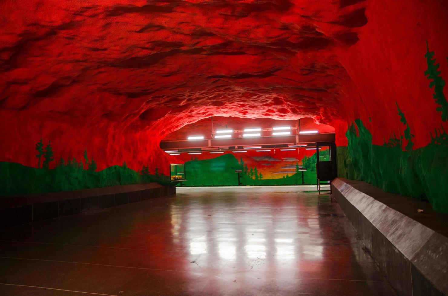 Suécia, Estocolmo, 30 de maio de 2018 estação subterrânea de metrô tunnelbana na Suécia foto