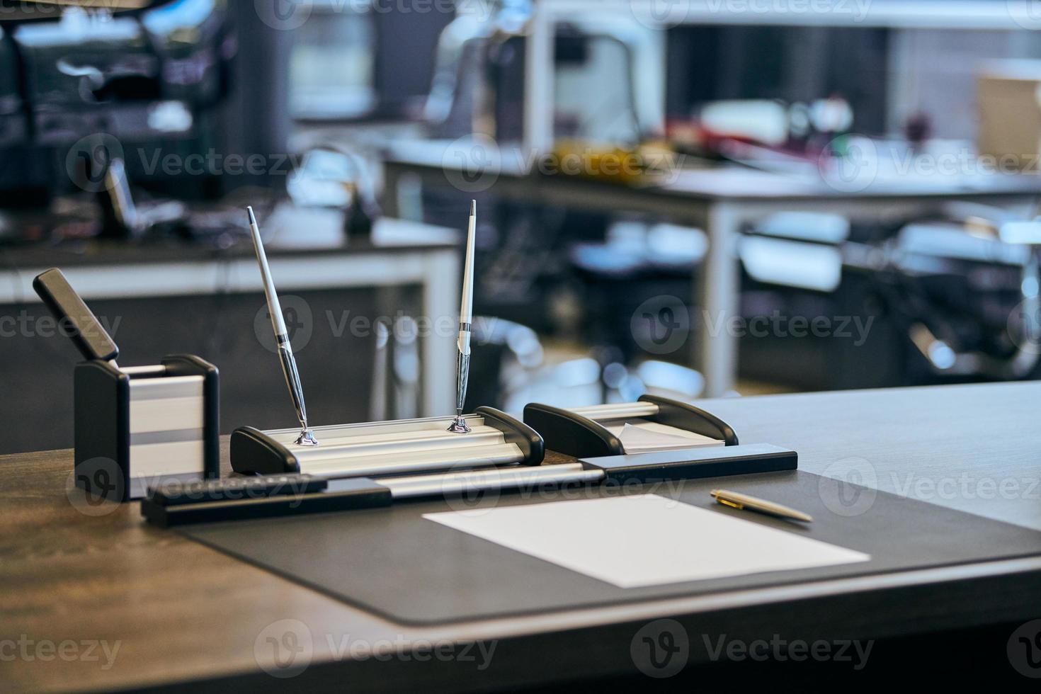 local de trabalho de escritório moderno em grande corporação. mesa de trabalho confortável com artigos de papelaria, cadeira de couro para computador. chefe, chefe, supervisor ou chefe do local de trabalho da empresa. foto