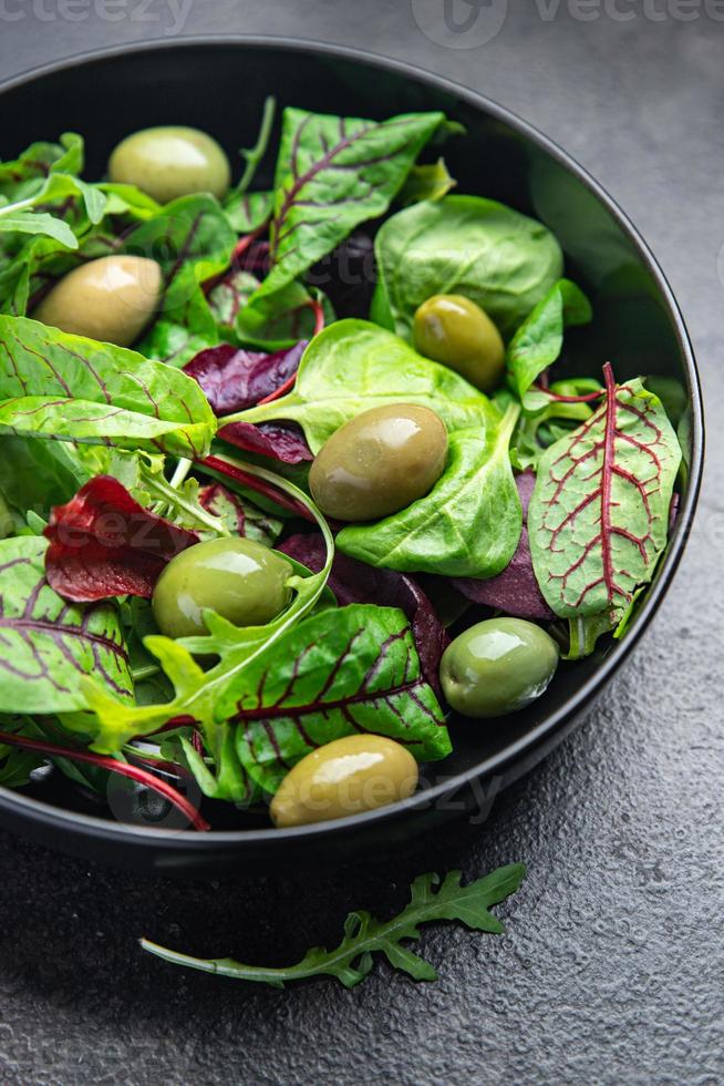 salada fresca azeitonas verdes azeitonas saudável refeição comida dieta lanche foto