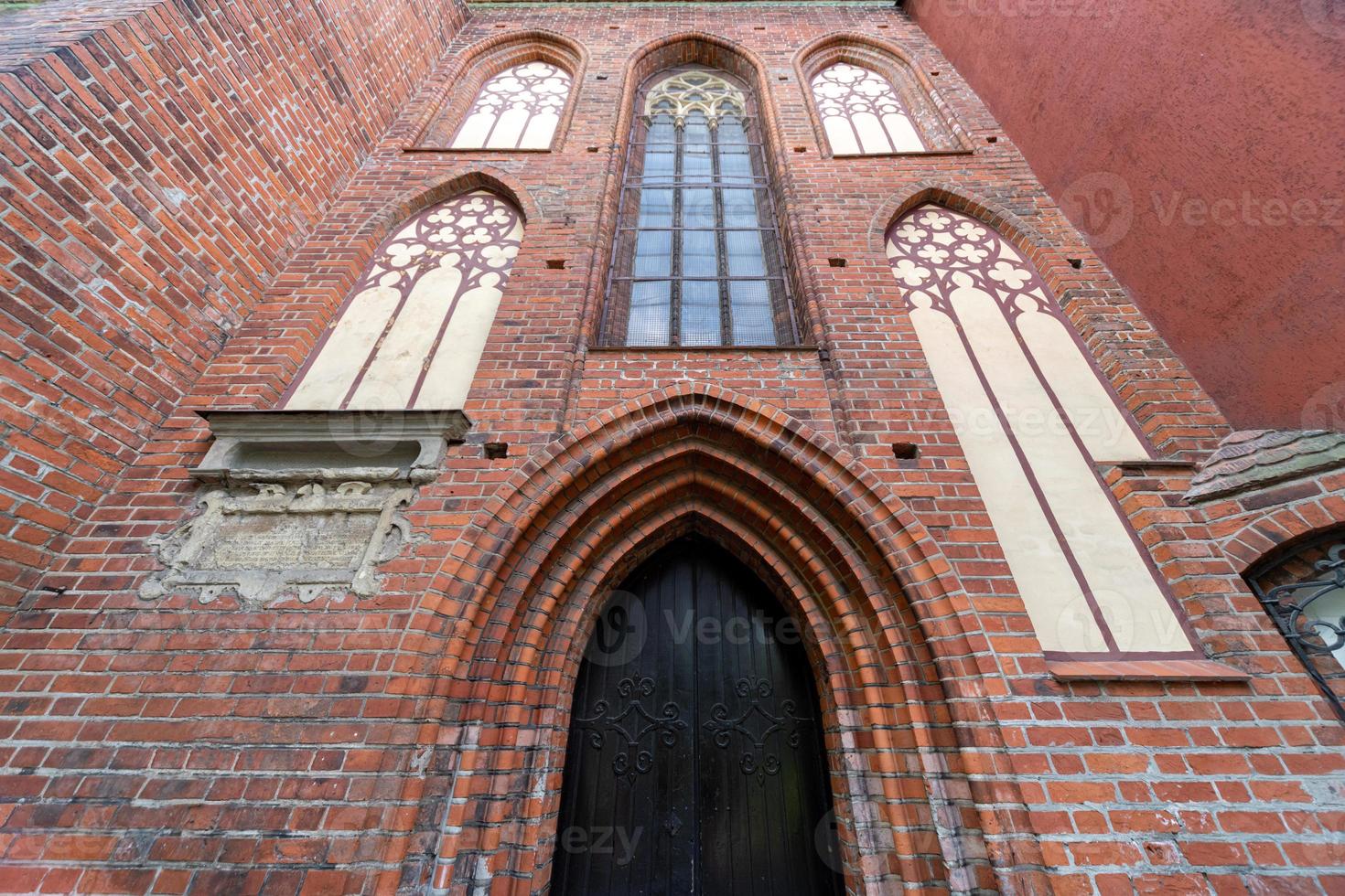 elementos arquitetônicos, abóbadas e janelas da catedral gótica, paredes de tijolo vermelho, kaliningrado, rússia, ilha immanuel kant. foto