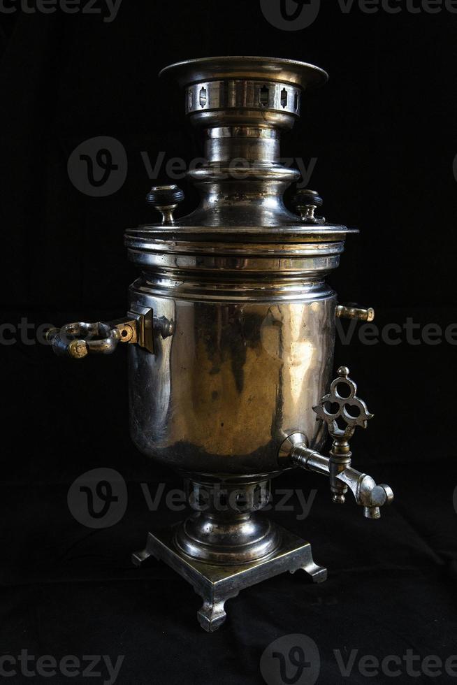 antigo vaso samovar.metal para ferver água e fazer chá. foto