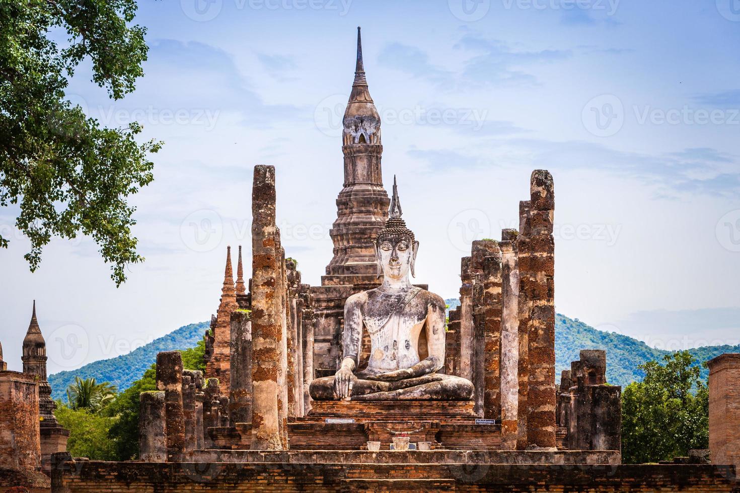 parque histórico de sukhothai na província de sukhothai na tailândia foto