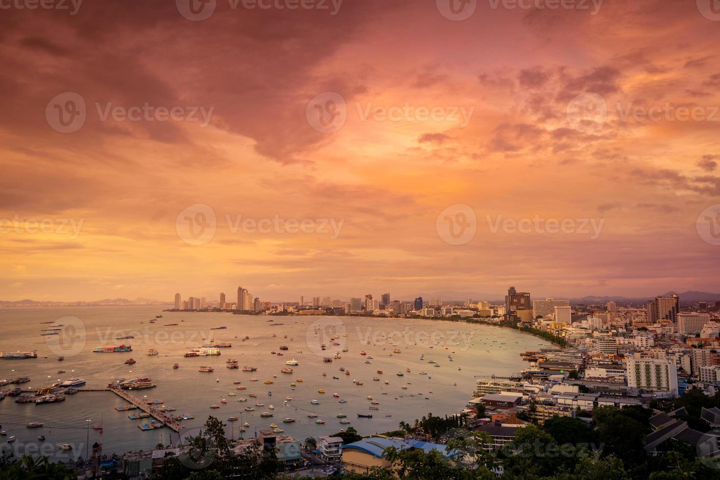 vista do ponto de vista da cidade de pattaya no pôr do sol da noite chonburi tailândia. foto