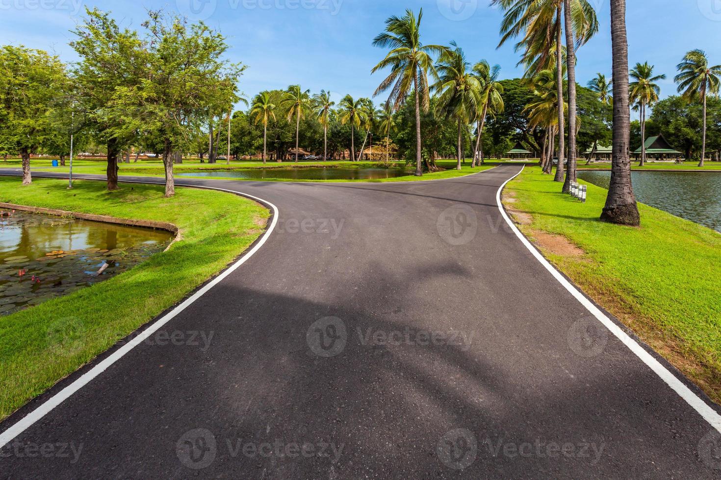 estrada de asfalto no parque histórico de sukhothai tailândia foto