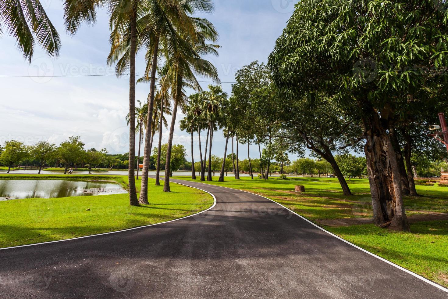 estrada de asfalto no parque histórico de sukhothai tailândia foto