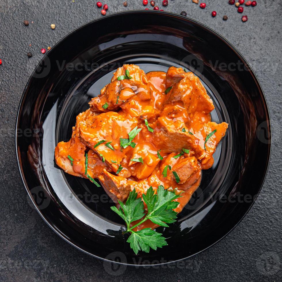 carne estufado molho de tomate carne de porco frango fresco saudável refeição comida foto