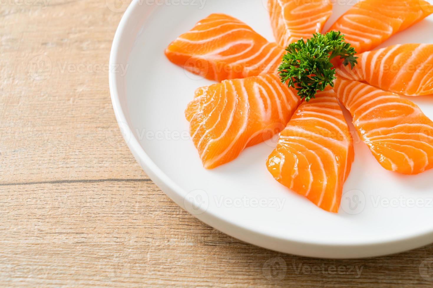 sashimi cru de salmão fresco no prato foto
