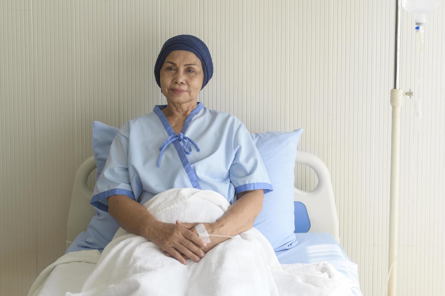 retrato de mulher paciente com câncer sênior usando lenço na cabeça no hospital, saúde e conceito médico foto