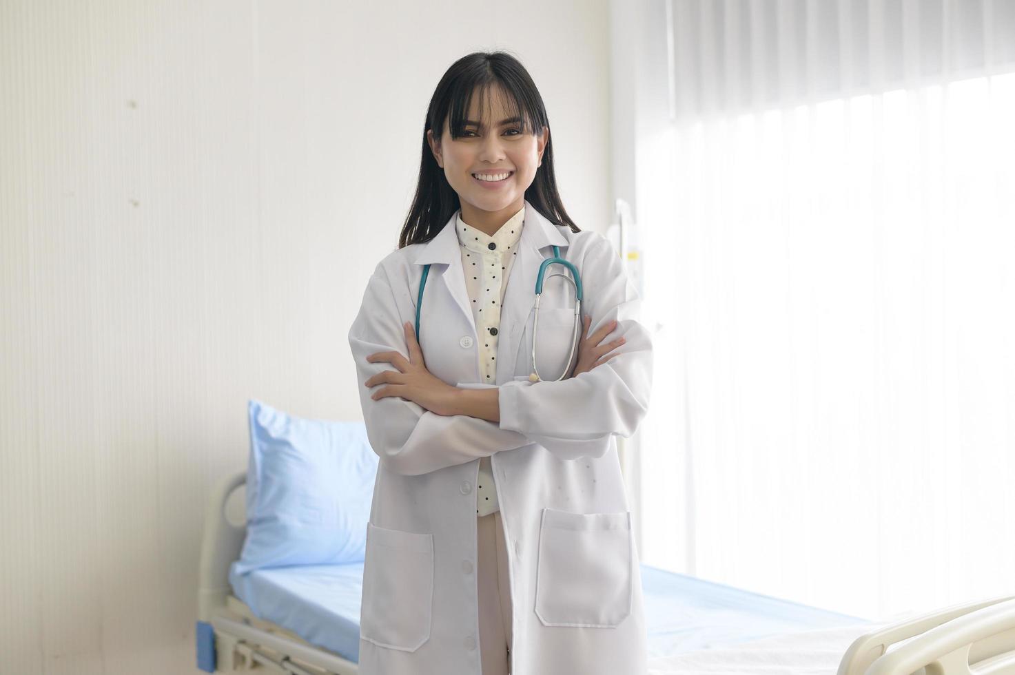 retrato de jovem médica com estetoscópio trabalhando no hospital, conceito médico e de saúde foto