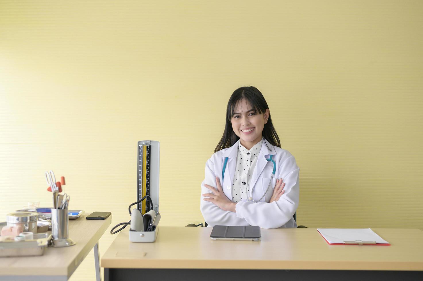 retrato de jovem médica com estetoscópio trabalhando no hospital, conceito médico e de saúde foto