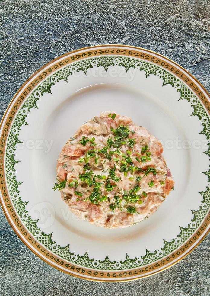 incrível tartare de salmão fresco e defumado. comida gourmet francesa foto