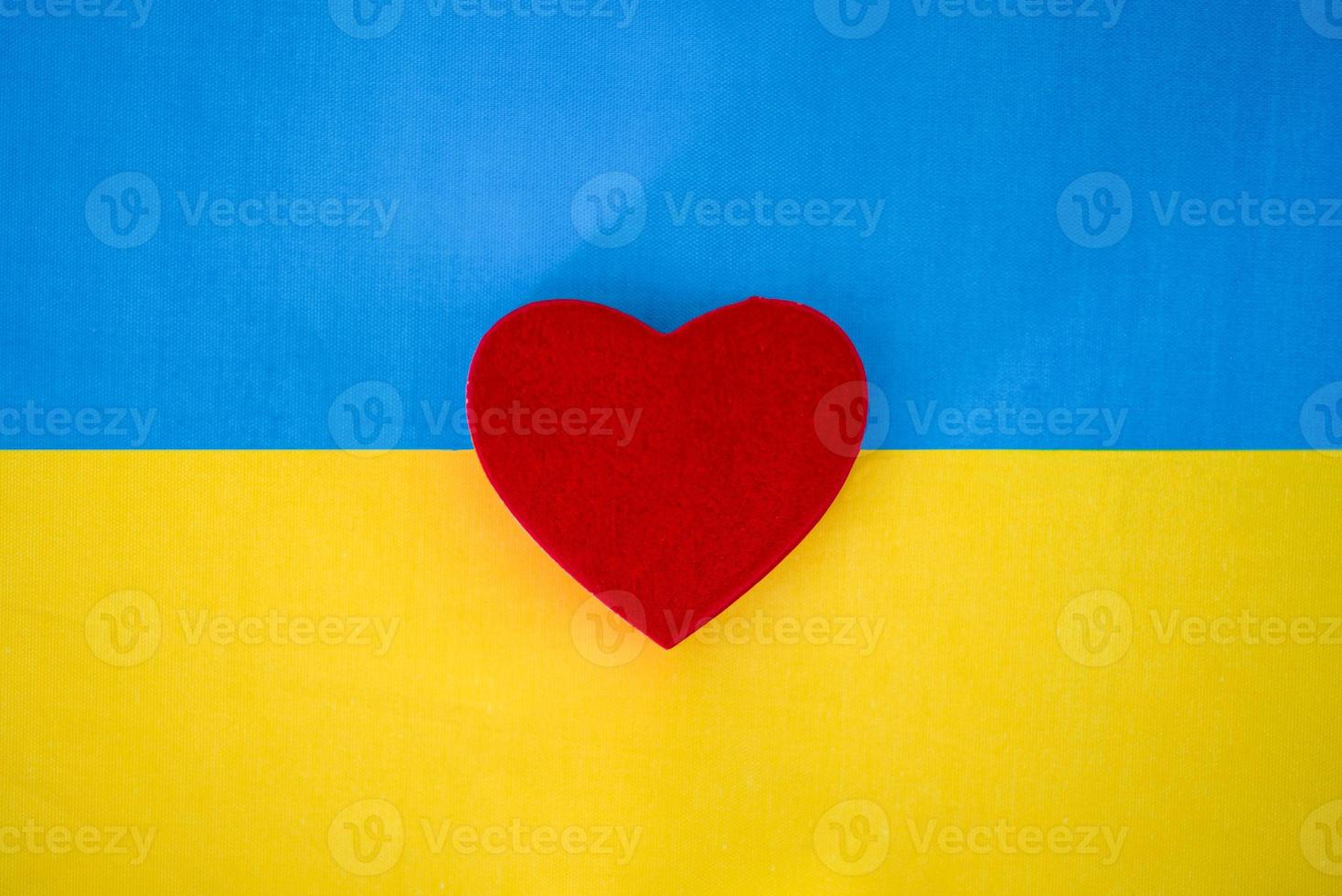 a bandeira da ucrânia e o coração. foto