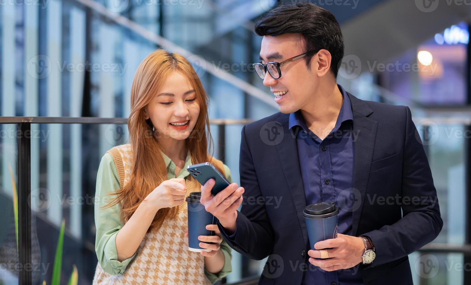 retrato de jovens empresários asiáticos no escritório foto