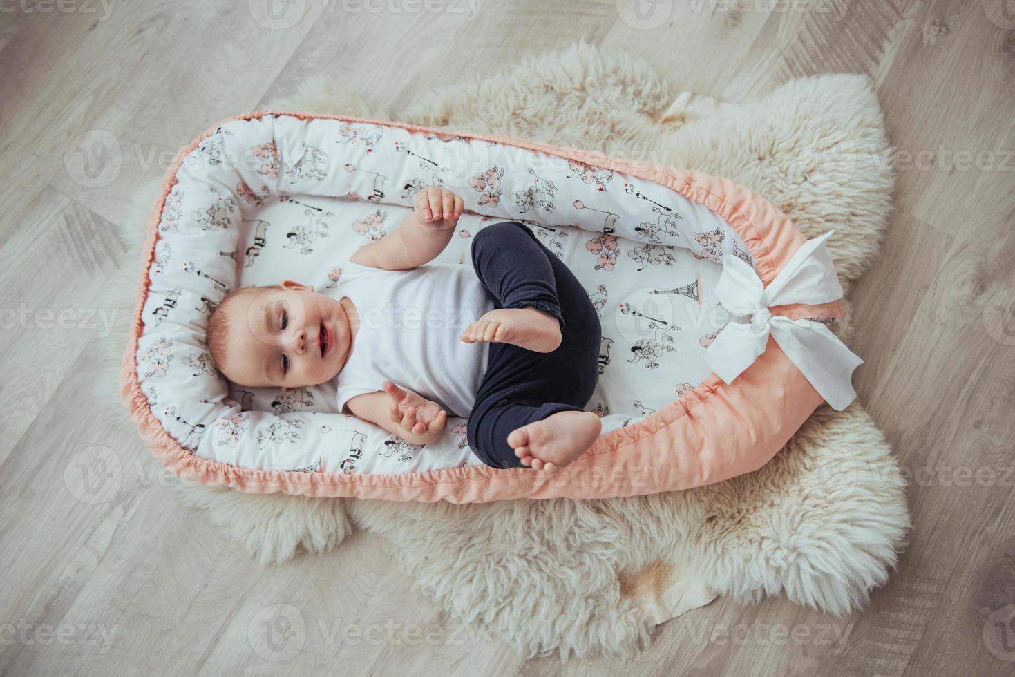roupa de cama para crianças. o bebê dorme na cama. um bebê saudável logo após o nascimento. foto